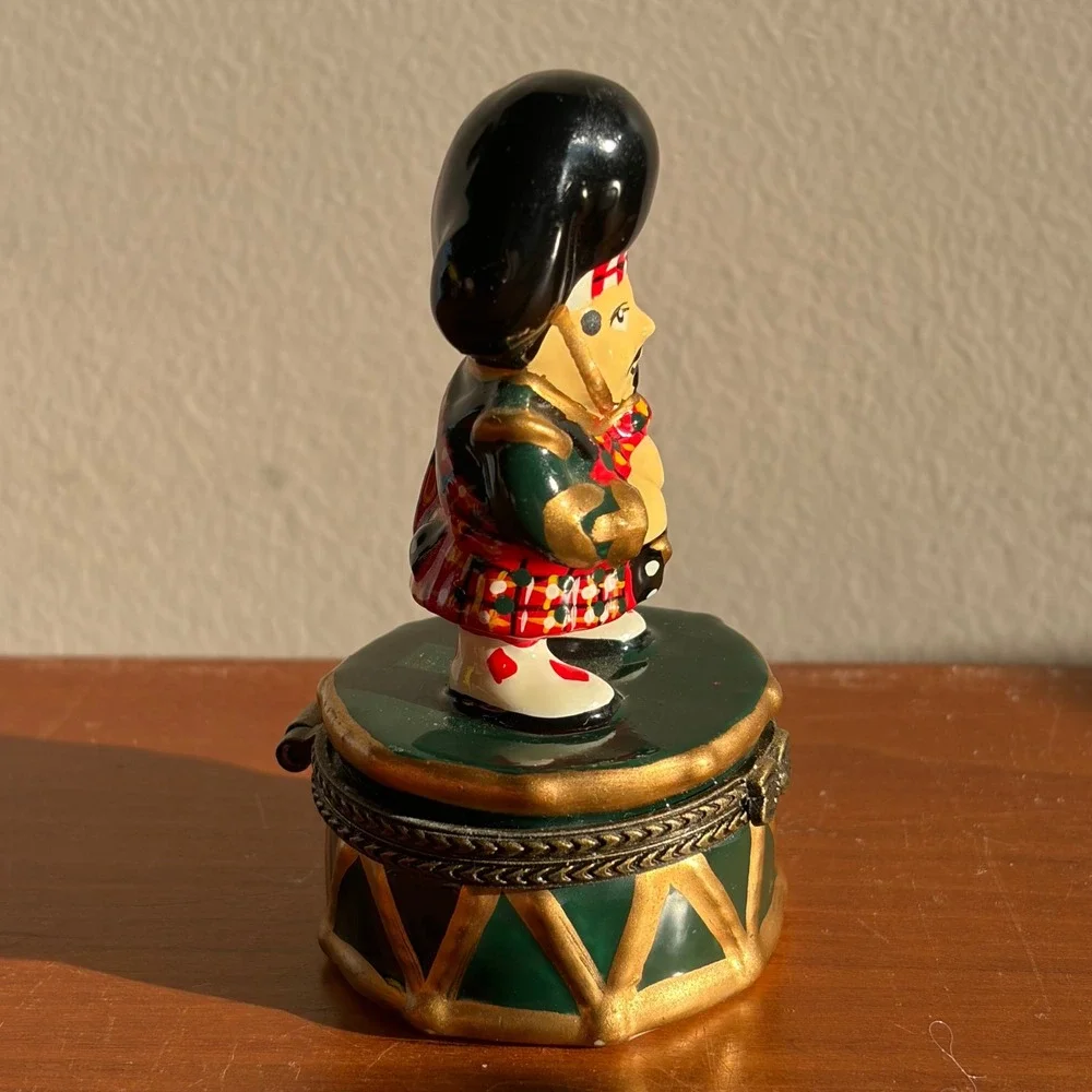 Yarto Porcelain Scottish Bagpiper Hinged Trinket Box Green Drum Tartan Kilt
